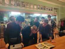 Преподаватели факультета иностранных языков организуют первокурсников совершить путешествие в историю физического образования в ТГУ